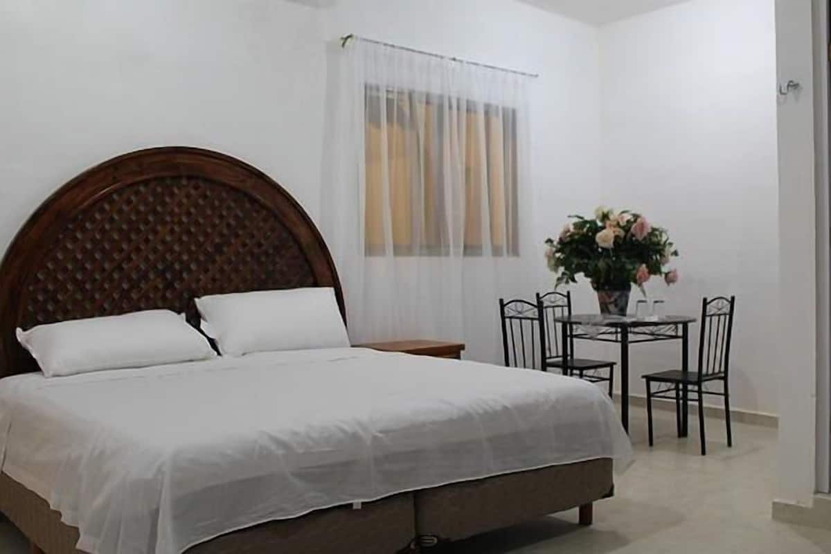 Suite Deluxe, 1 trÚs grand lit, vue piscine | Literie de qualité supérieure, bureau, fer et planche à repasser