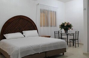 Suíte luxo, 1 cama King, vista para a piscina | Roupas de cama premium, escrivaninha, ferros/tábuas de passar roupa