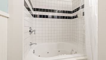 Deluxe Room, 1 Queen Bed | Bathroom | Towels