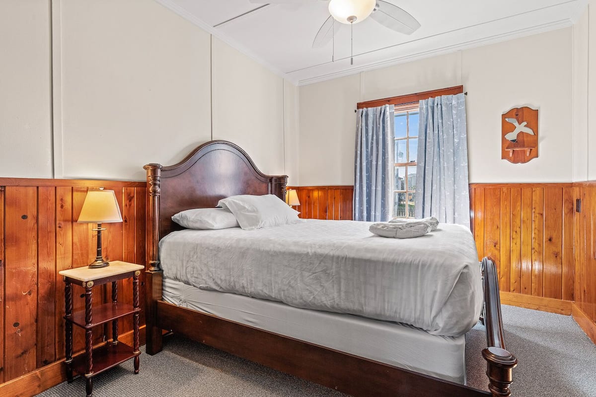 Standard Room, 1 Queen Bed | Bed sheets