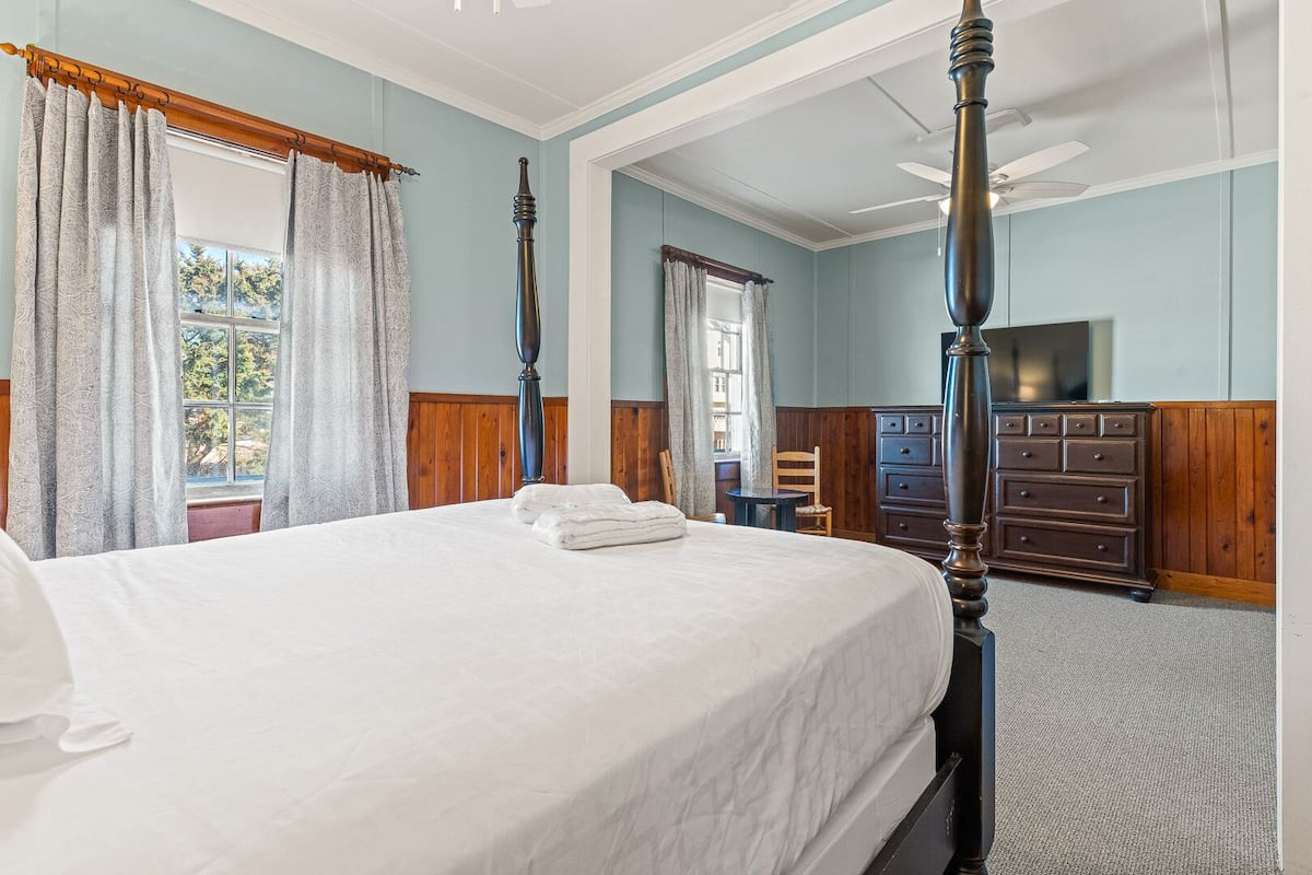 Deluxe Room, 1 Queen Bed | Bed sheets