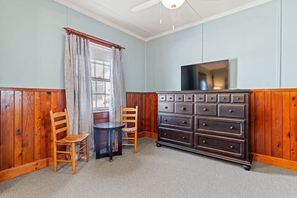 Deluxe Room, 1 Queen Bed | Bed sheets