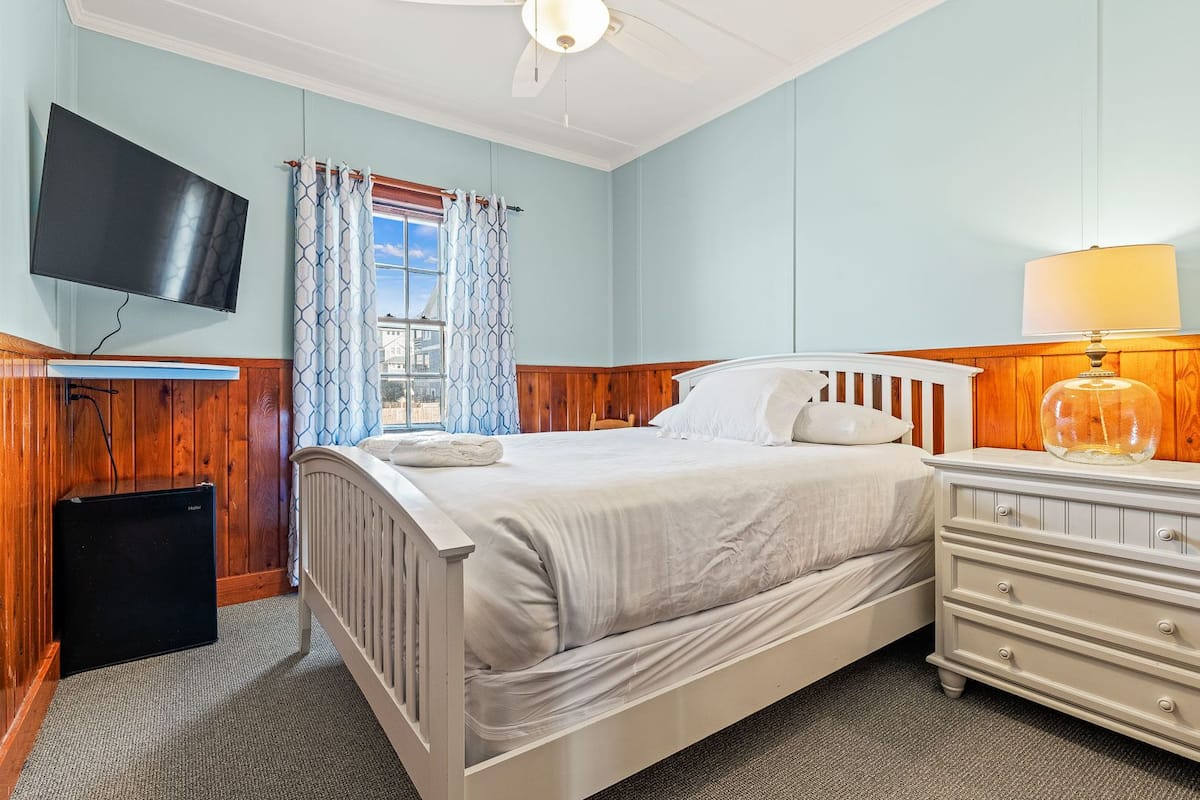 Premium Room, 1 Queen Bed | Bed sheets