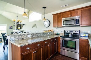 Condo, 4 habitaciones | Cocina privada | Refrigerador, microondas, horno y parrilla de estufa 
