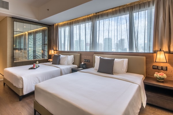 Prestige | Minibar, odada kasa, masa, güneşlik/perde