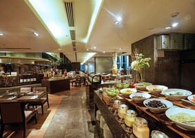 Daily cooked-to-order breakfast (PHP 700 per person)