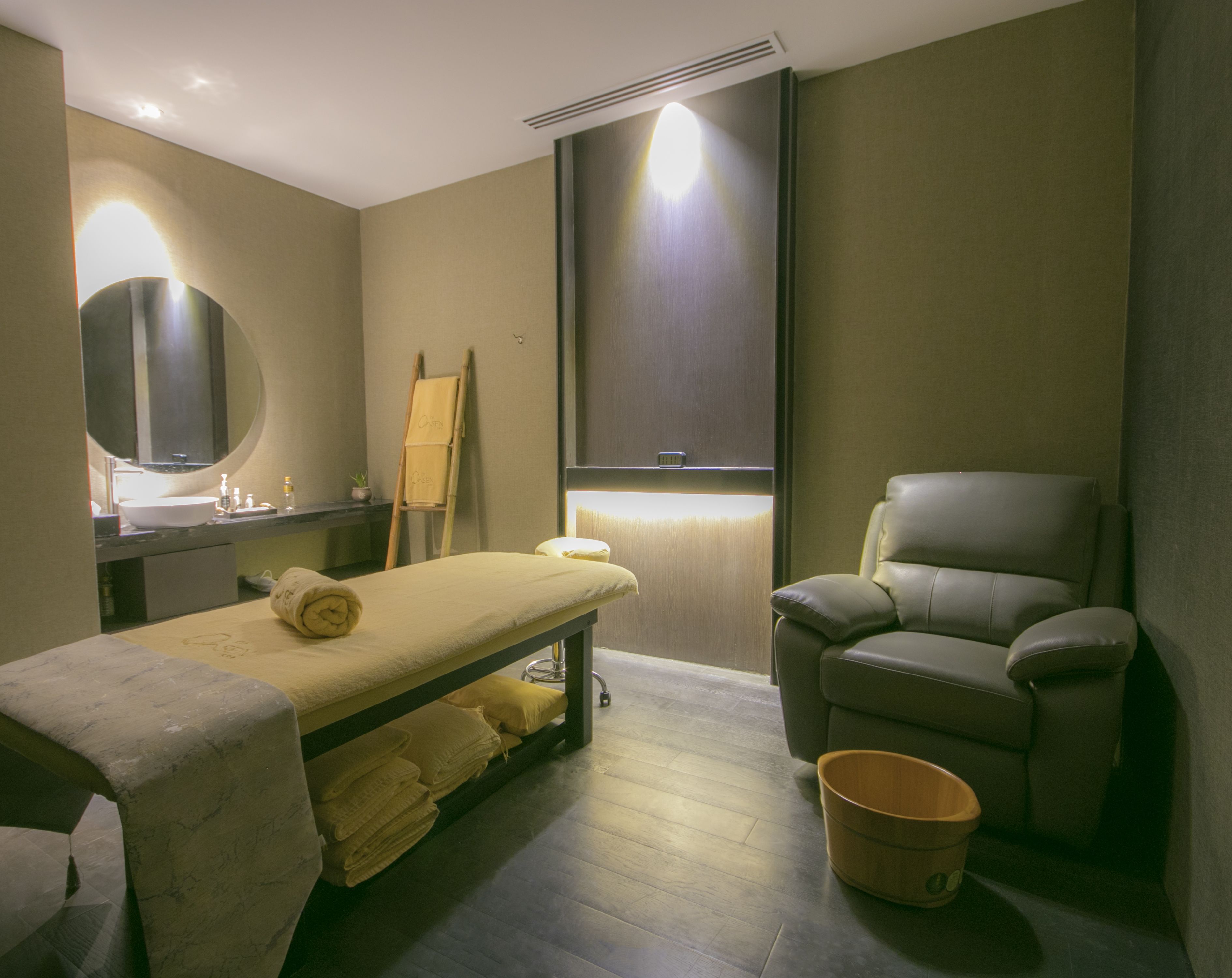 couples treatment room(s), hot tub, steam room, body treatments