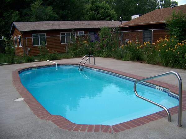 Outdoor pool - Canyon Lake Resort (Rapid City)