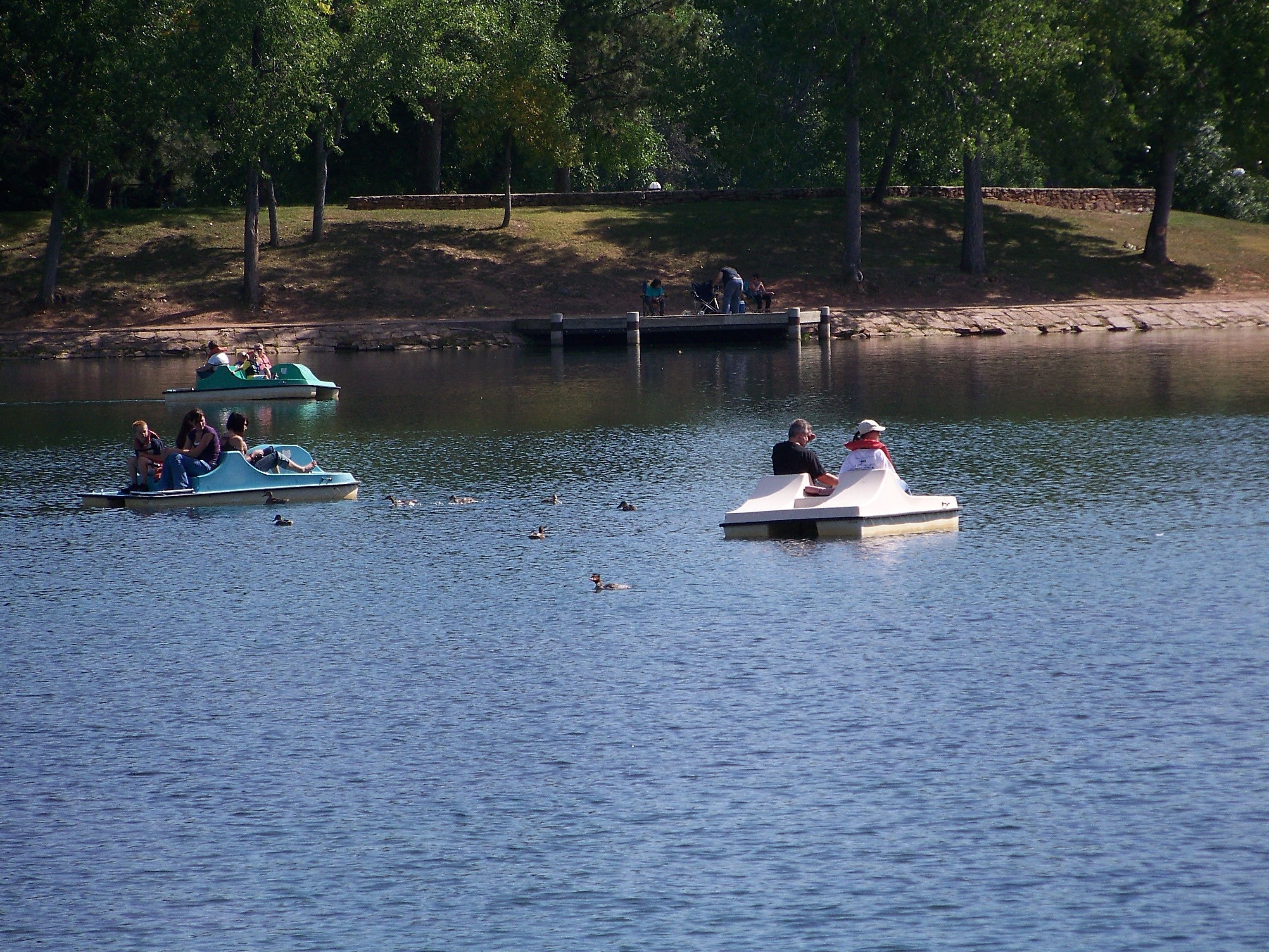 Un lago con barcos y gente.