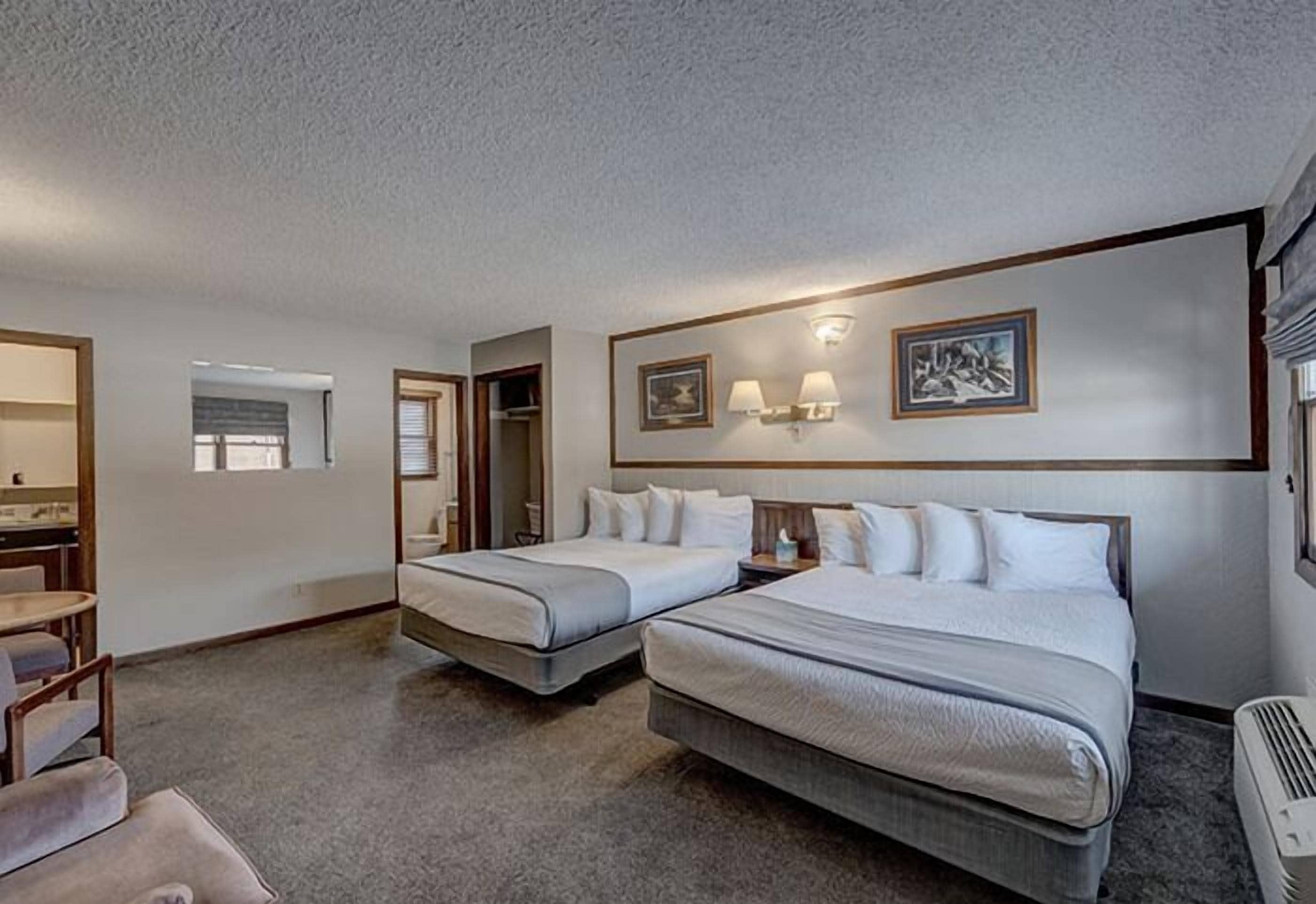 Chambre Double Standard, 2 grands lits | Fer et planche à repasser, Wi-Fi gratuit, draps fournis