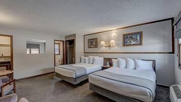 Quarto casal standard, 2 camas Queen | Ferros/tábuas de passar roupa, Wi-Fi de cortesia, roupa de cama