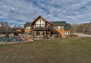 Reunion Lodge Second Level | Iron/ironing board, free WiFi, bed sheets