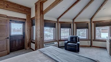 Reunion Lodge Main Level | 熨斗/熨板、免费 WiFi、床单