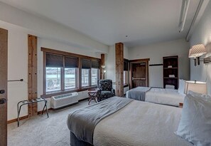 Reunion Lodge Main Level  | Iron/ironing board, free WiFi, bed sheets - Canyon Lake Resort (Rapid City)