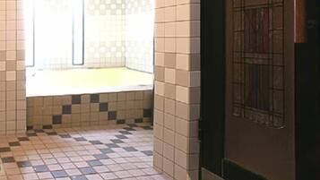 Combined shower/tub, deep soaking tub, free toiletries, hair dryer