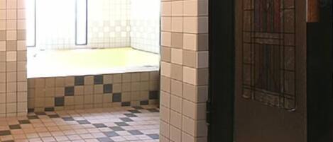 Combined shower/bathtub, deep-soaking bathtub, free toiletries