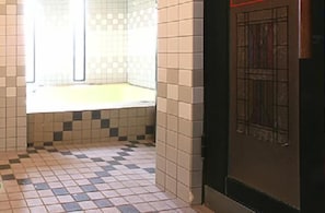 Combined shower/tub, deep soaking tub, free toiletries, hair dryer