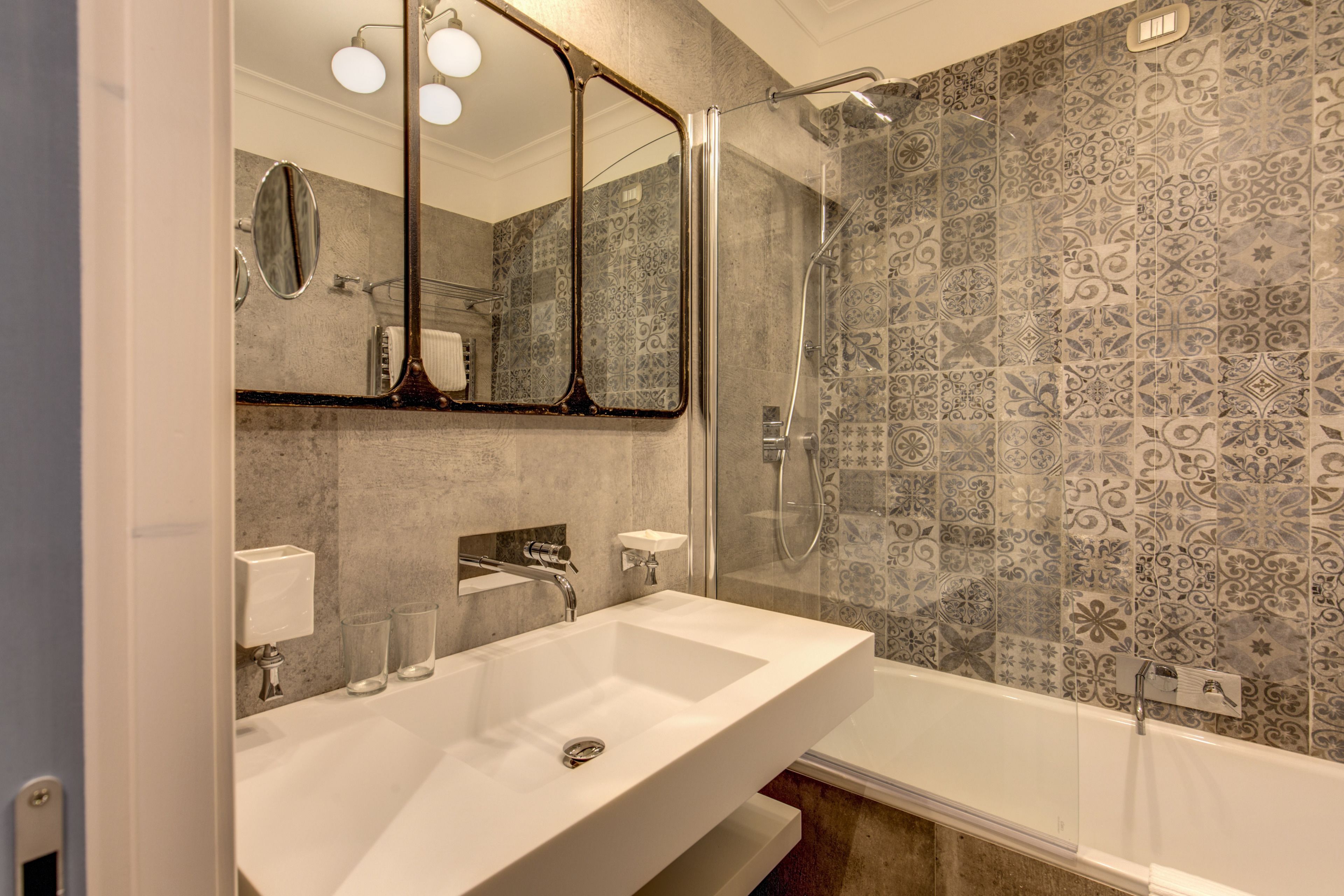 quadruple room | bathroom | combined shower/bathtub, free toiletries, hair dryer, slippers