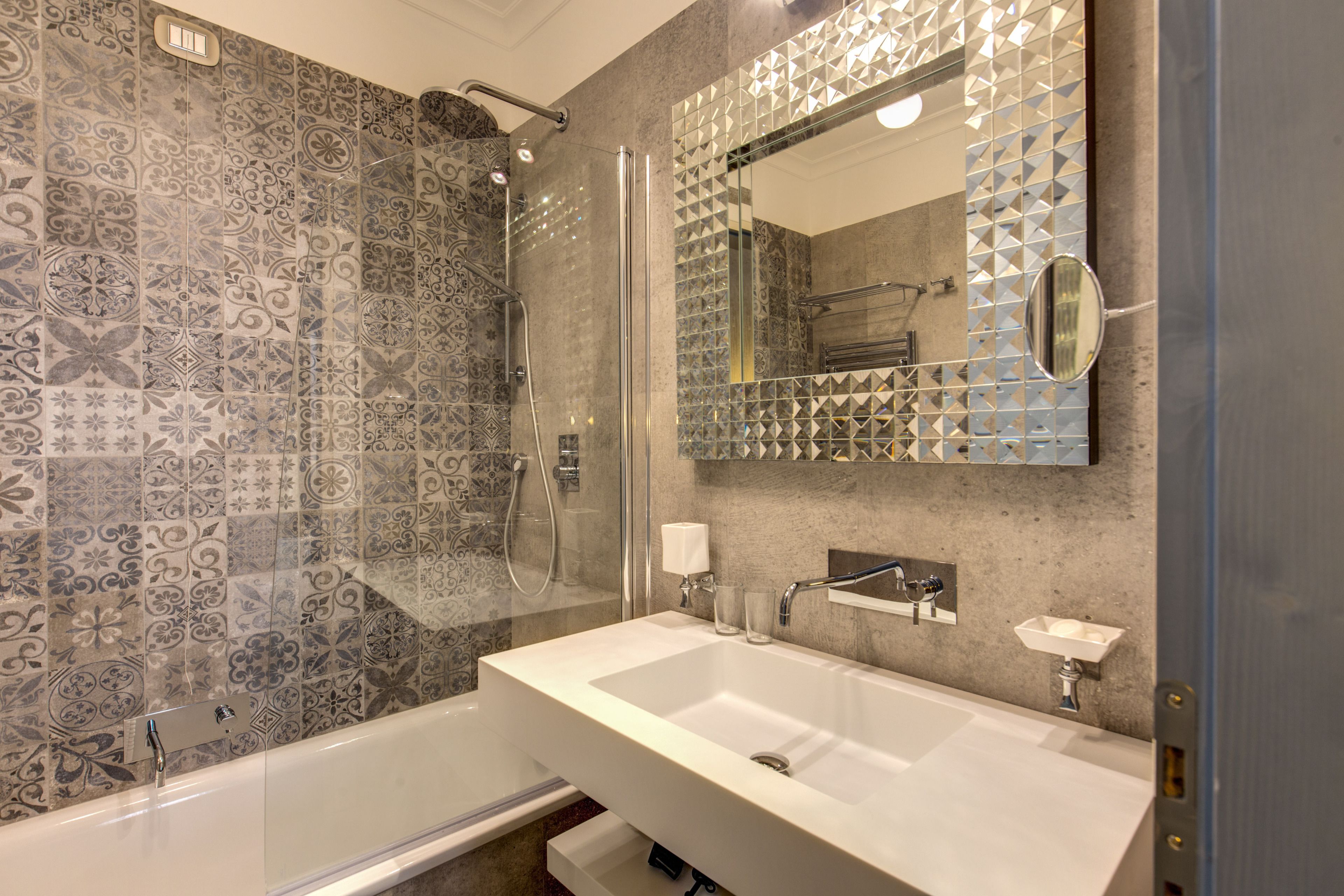triple room | bathroom | combined shower/bathtub, free toiletries, hair dryer, slippers