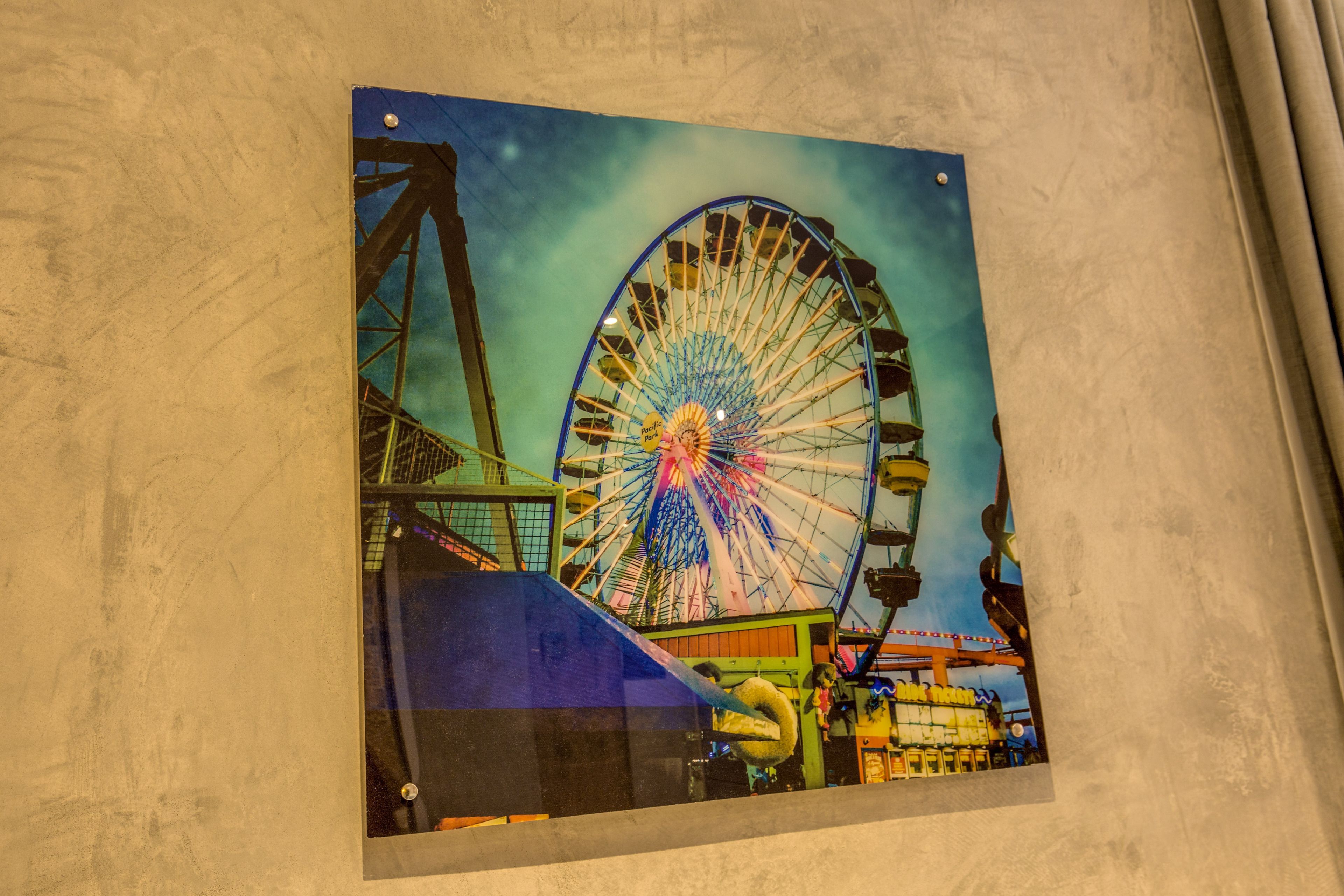 Une image d’une grande roue accrochée au mur.
