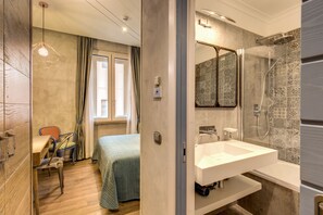 Habitación cuádruple | Ropa de cama de alta calidad, minibar, caja fuerte y escritorio