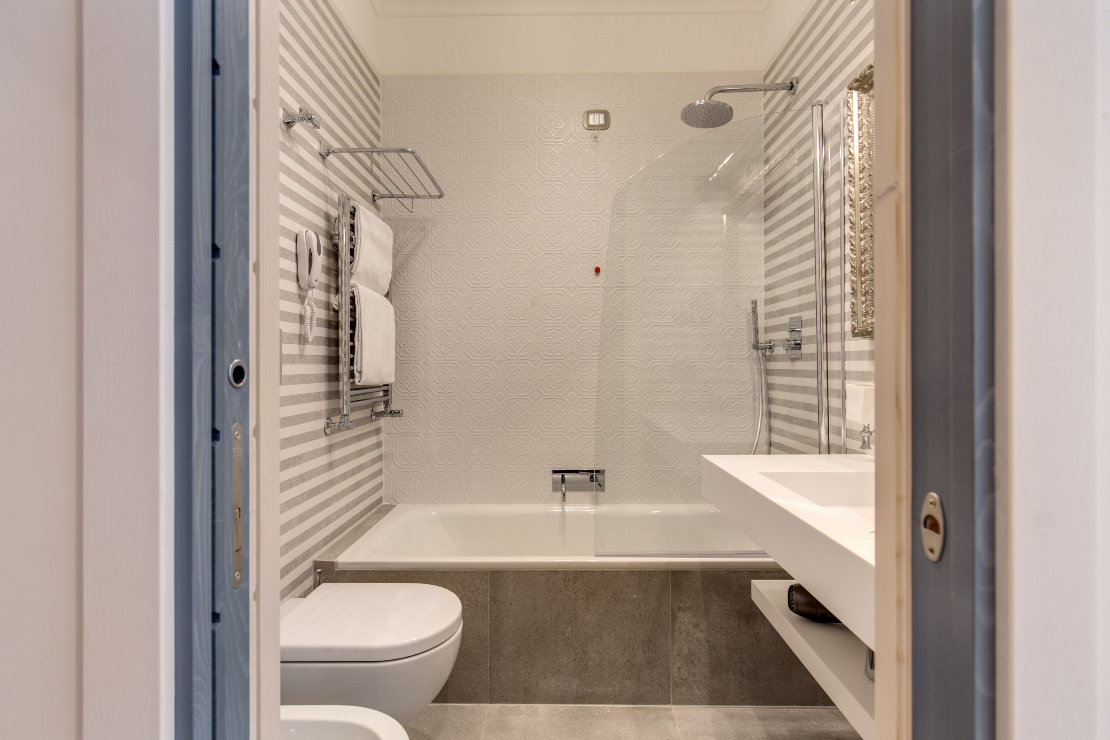 Ein modernes Badezimmer mit Badewanne, Toilette und Waschbecken.