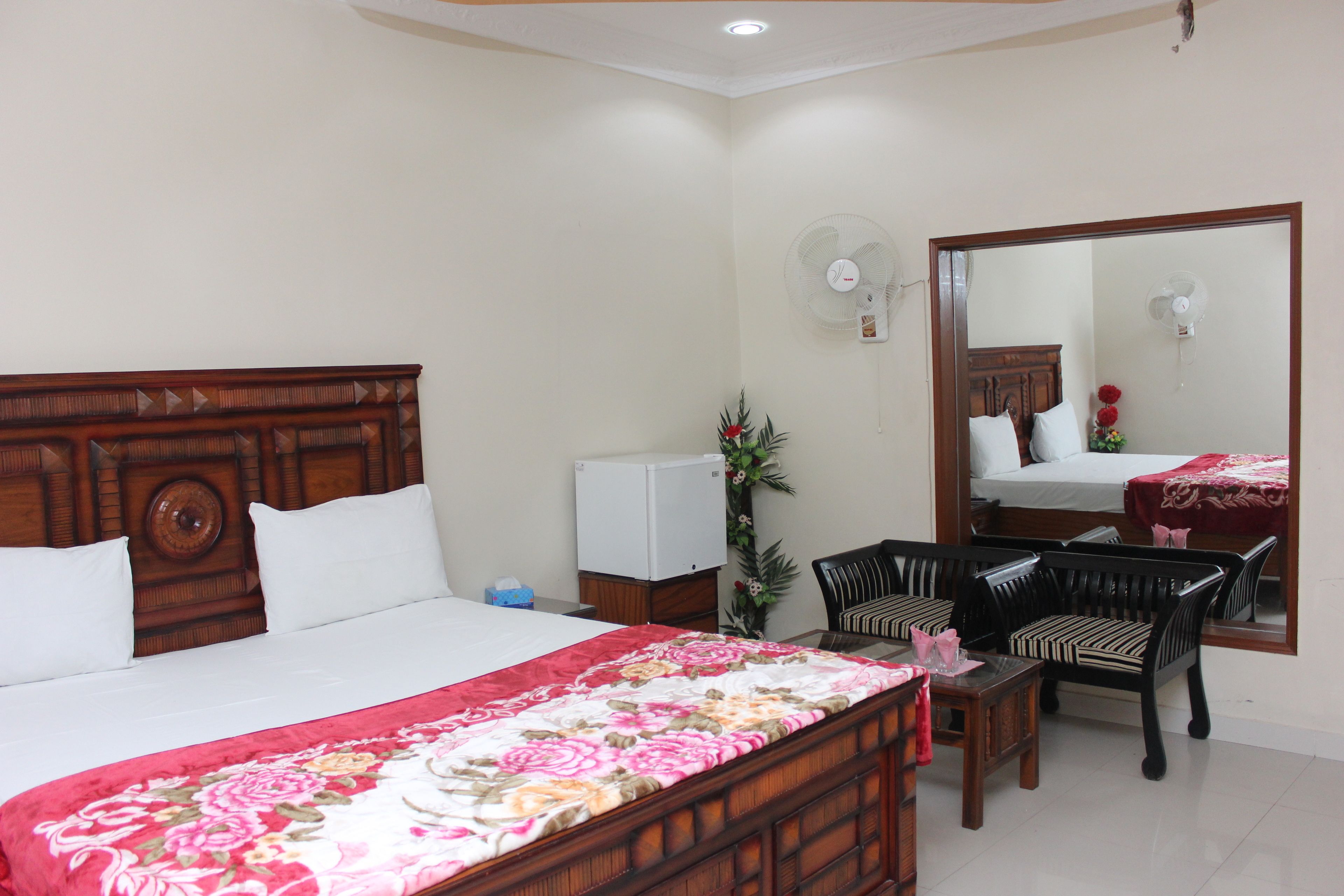 Deluxe Room | Minibar, in-room safe, desk, soundproofing