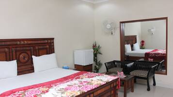 Deluxe Room | Minibar, in-room safe, desk, soundproofing