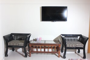 Executive Double or Twin Room | Minibar, in-room safe, desk, soundproofing - Hotel Royal Palace (Karachi)