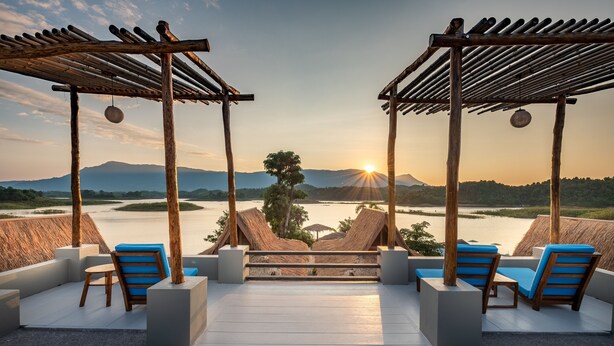 Eine Terrasse mit Blick auf einen Sonnenuntergang über dem Wasser, Holzpergolen und Sitzbereiche.