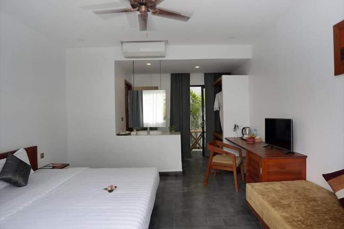 Premium bedding, minibar, in-room safe, desk