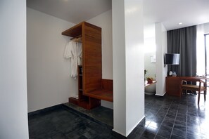 Hochwertige Bettwaren, Minibar, Zimmersafe, Schreibtisch