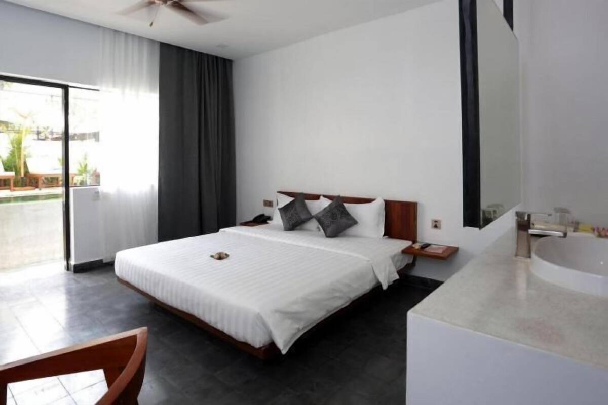 Premium bedding, minibar, in-room safe, desk