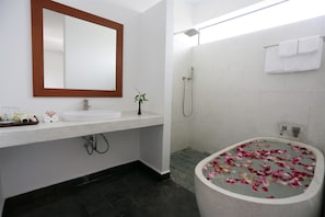 Jetted bathtub