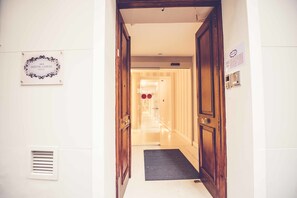 Property entrance - Hostal Lisboa (Madrid)