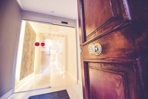 Interior entrance - Hostal Lisboa (Madrid)