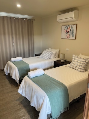 2 habitaciones, tabla de planchar con plancha, cunas y ropa de cama 