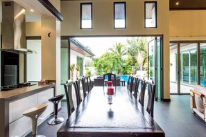 Luxury 4 Bedrooms Private Pool Villa, Garden View | Frühstücksbereich | Tägliches englisches Frühstück (400 THB pro Person)