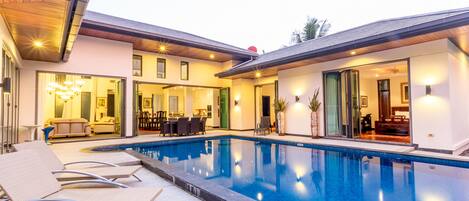 Luxury 4 Bedrooms Private Pool Villa, Garden View | Jardín