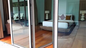 Deluxe-Villa, 3 Schlafzimmer, Erdgeschoss | Wohnbereich | 50-Zoll-Flachbildfernseher mit Kabelempfang, Fernseher