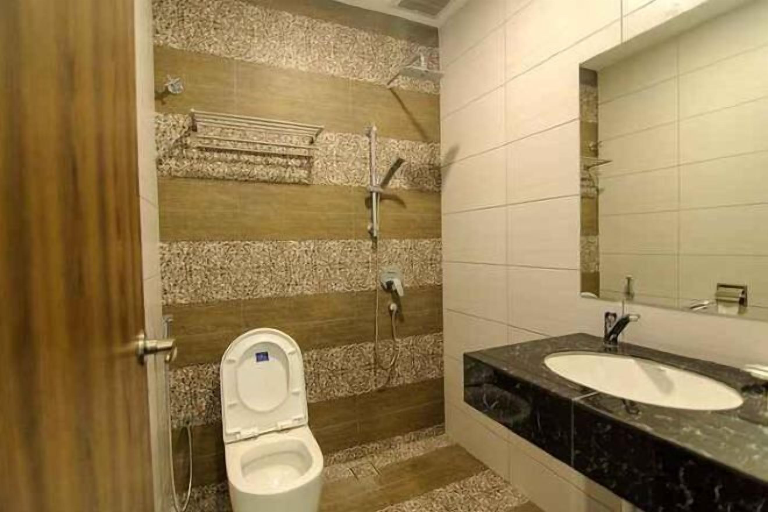 Bathroom | Shower, free toiletries, towels