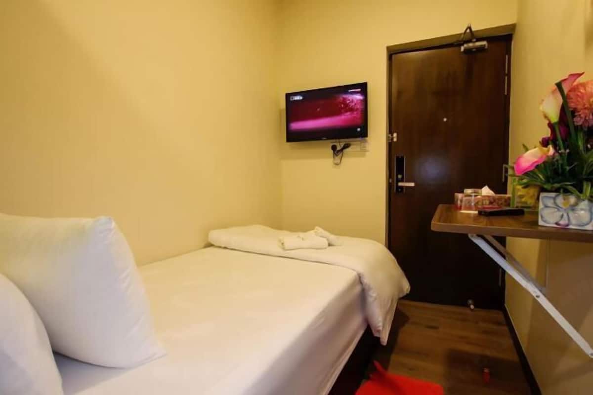 Een minibar met enkele gratis items, een bureau