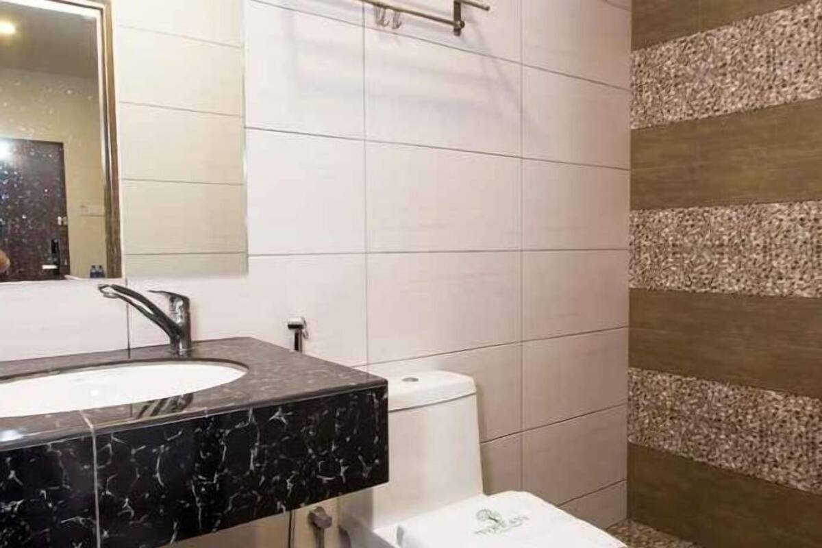 Kamar mandi | Shower, perlengkapan mandi gratis, dan handuk