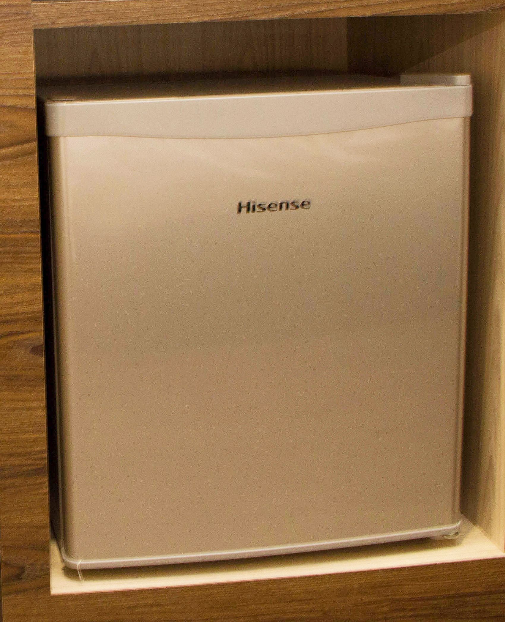 Ein Hisense-Gerät in einem Holzschrank.