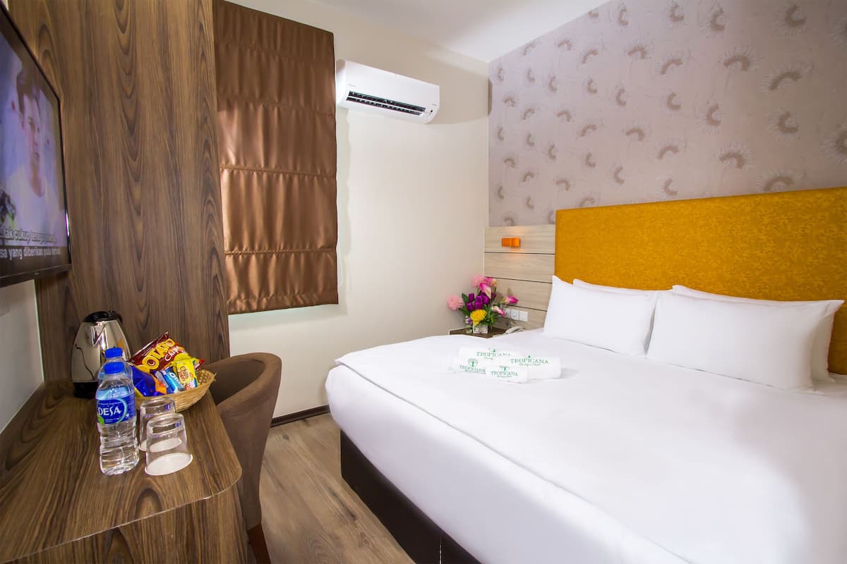 Superior kamer, 1 kingsize bed (Window) | Een minibar met enkele gratis items, een bureau