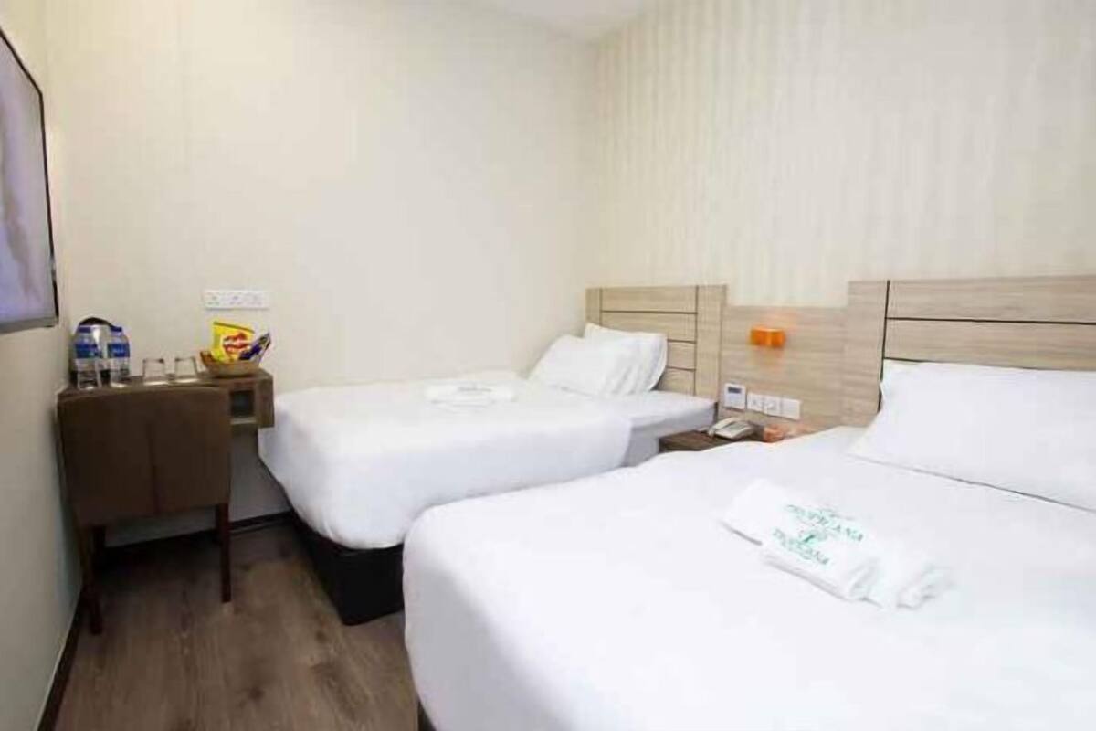 Minibar amb articles gratuïts, escriptori i planxa i posts de planxar