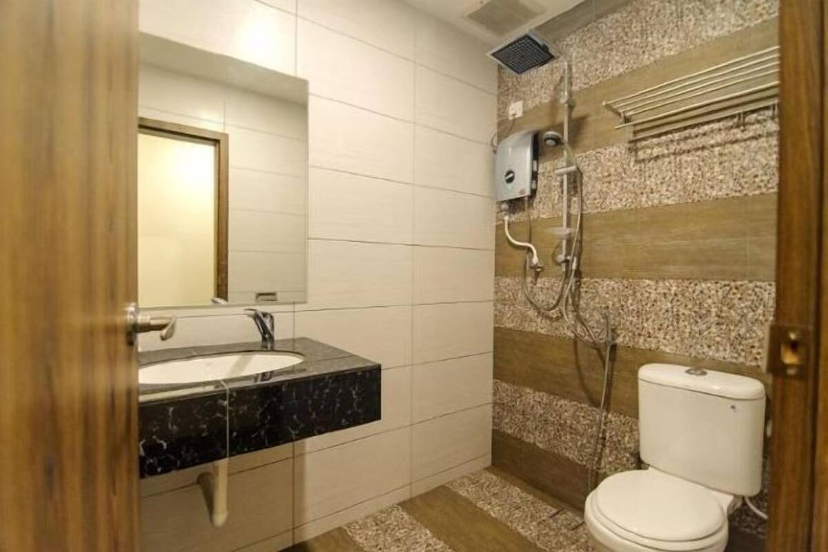 Kamar mandi | Shower, perlengkapan mandi gratis, dan handuk