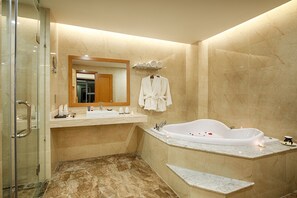 Suite ejecutiva | Baño | Artículos de higiene personal gratuitos, secador de pelo y albornoces