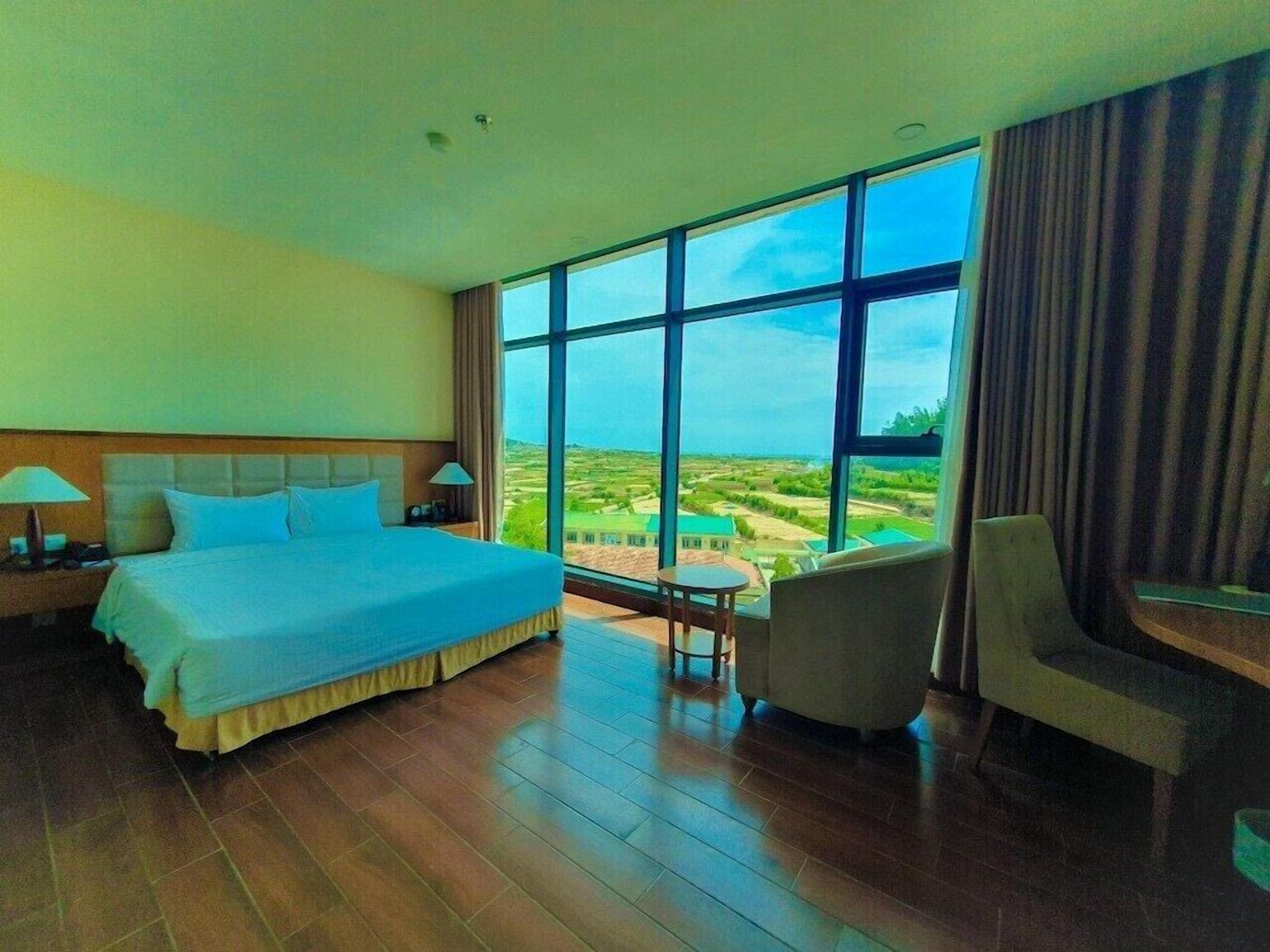 Ropa de cama de alta calidad, edredón y minibar 