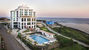 Ein Hotel mit Pool und Meerblick.
